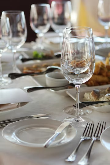 سرویس چینی 24 نفره چند پارچه است